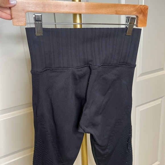 Athelta black seamless perforated mesh fitted leggings ribbed band - Picture 7 of 11